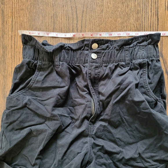 H&M Black Paperbag Cuffed Thigh High Waisted Shorts Size Women's 12 - Picture 5 of 9